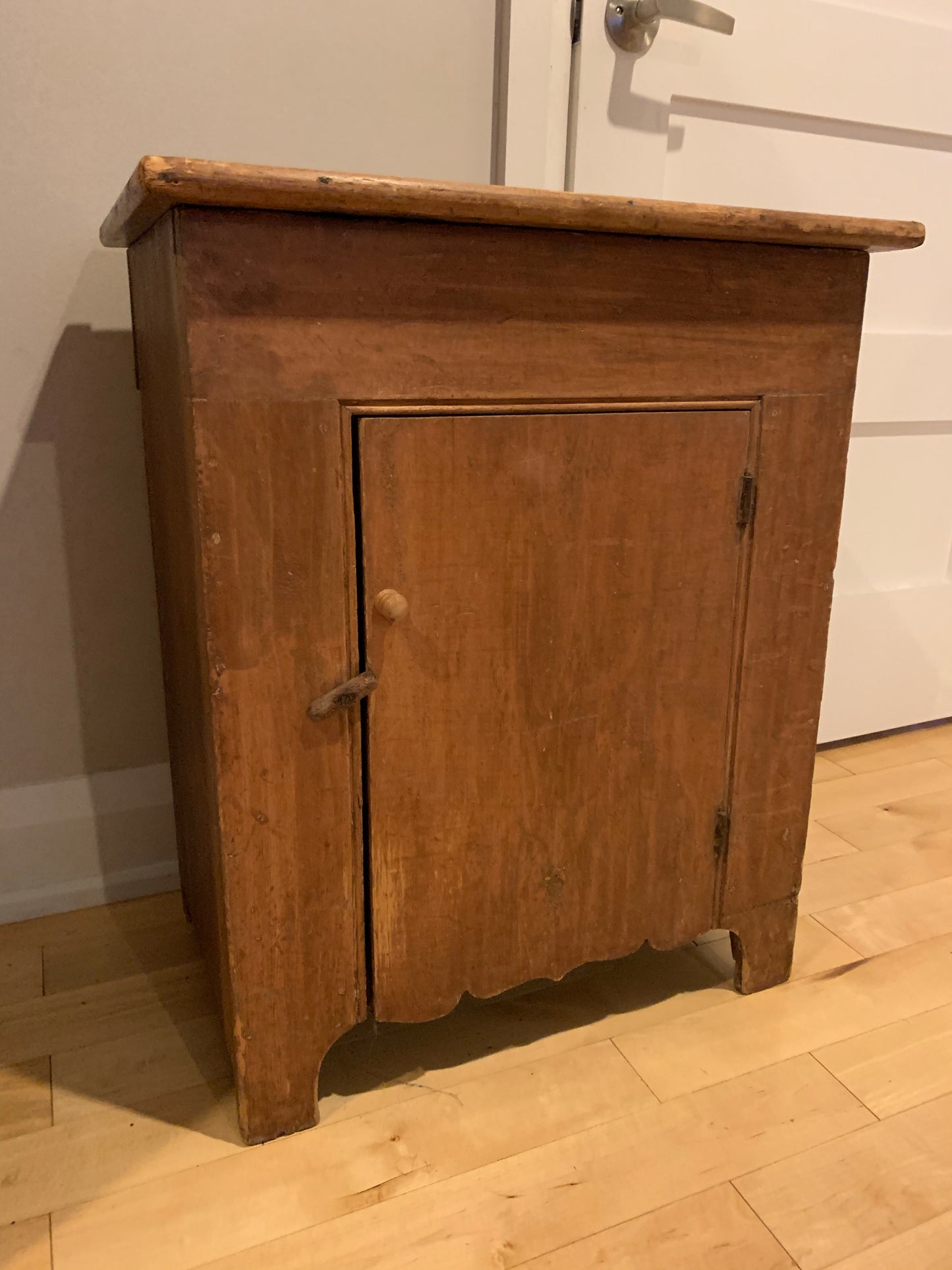 Small Ontario cabinet