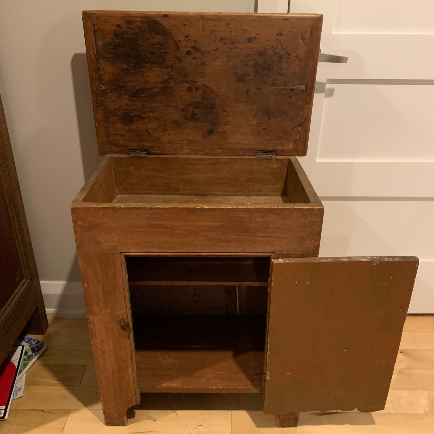 Small Ontario cabinet